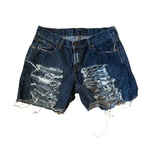 LEVI’S DISTRESSED CUT OFF SHORTS 32x27